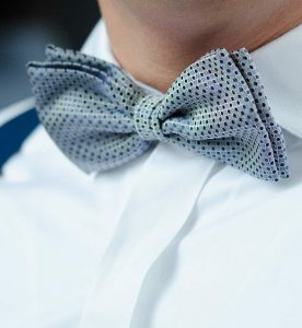 Muszka do garnituru dla pana młodego na ślub. Zastanawiasz się co lepsze krawat czy mucha?