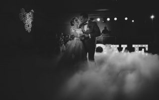 Pierwszy taniec w chmurach to efekt uzyskany za pomocą suchego lodu. Ciężki dym wynajem Bielsko i Śląsk. Para młoda tańcząca swój pierwszy taniec.