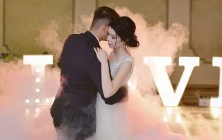 Przepiękny taniec w chmurach. Ciężki dym na wesele wynajem Bielsko-Biała. Państwo młodzi tańczący w chmurach